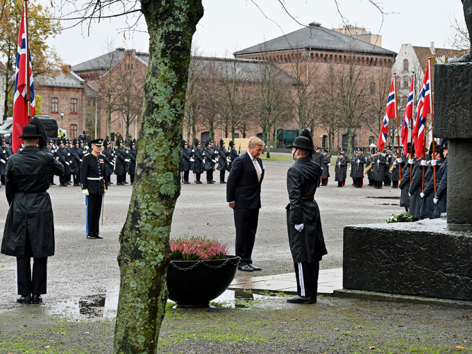 King Willem-Alexander laid a wreath at the national monument at Akershus Fortress. It is customary to lay a wreath at the national monument during a state visit. Photo: Sven Gj. Gjeruldsen, The Royal Court